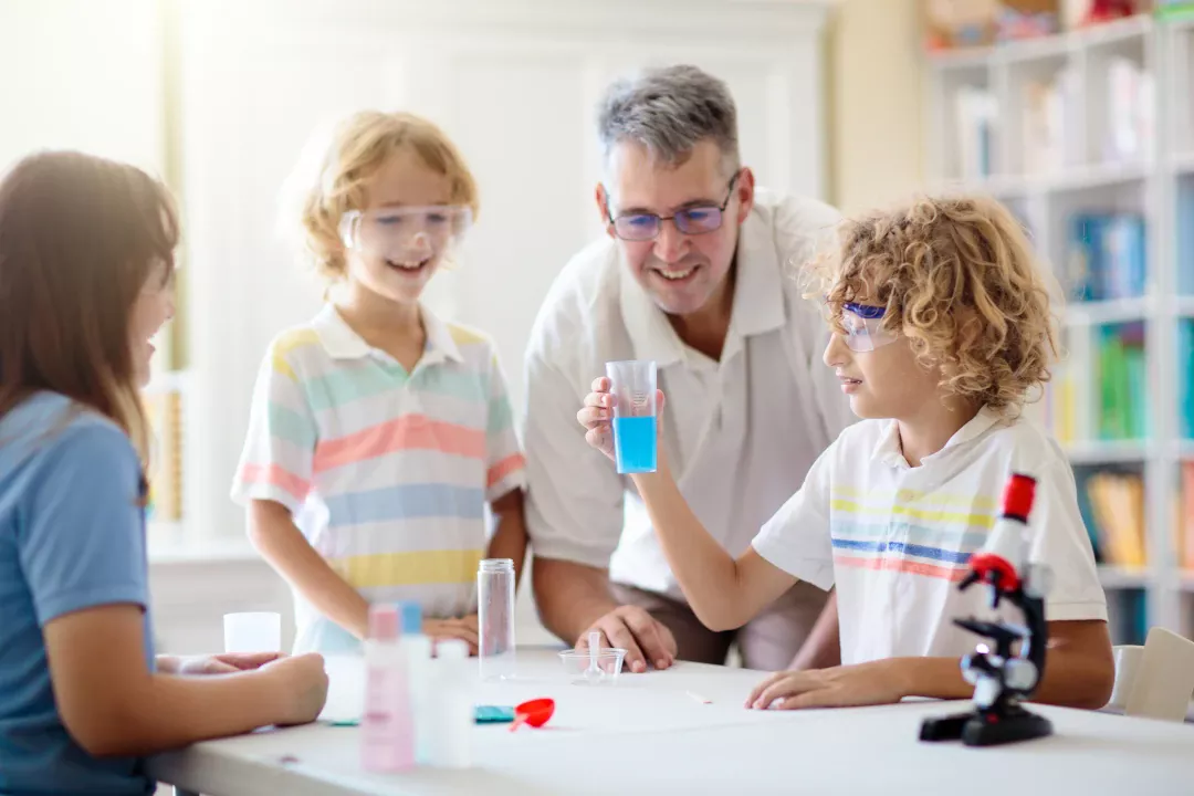 Educatieve gastdocent leert kinderen